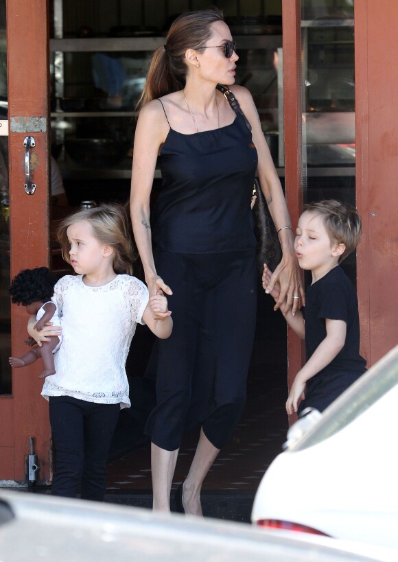Angelina Jolie se promène avec ses jumeaux Vivienne et Knox à Sydney, le 23 novembre 2013.