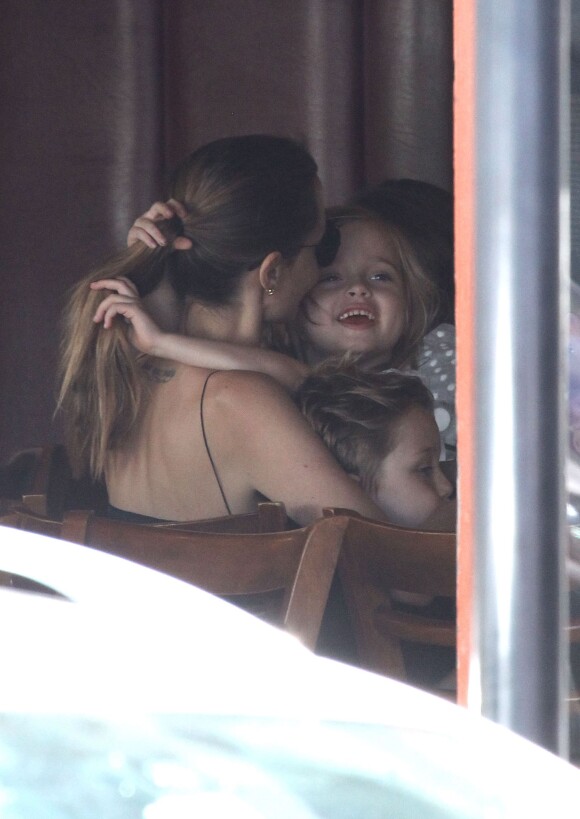 Angelina Jolie avec ses enfants Vivienne et Knox dans les rues de Sydney, le 23 novembre 2013.