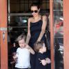 Angelina Jolie déjeune avec ses jumeaux, Vivienne et Knox à Sydney, le 23 novembre 2013.