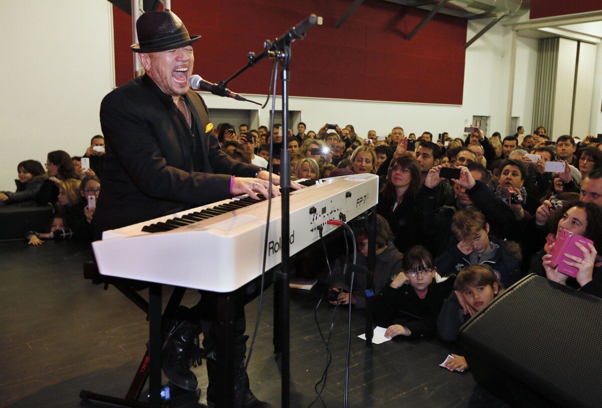 Photo : Pascal Obispo donne de la voix alors qu'il inaugure une salle ...