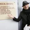 Le chanteur Pascal Obispo inaugure une salle de spectacle à son nom à La Lande-de-Fronsac, en Aquitaine, le 24 novembre 2013.