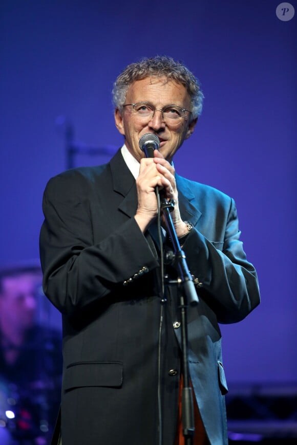 Nelson Monfort lors du concert de 'La Télé Qui Chante' à Bobino, Paris, le 25 novembre 2013. Les recettes de billeterie seront reversées a l'association "Les Toiles Enchantées" présidée par Alain Chabat