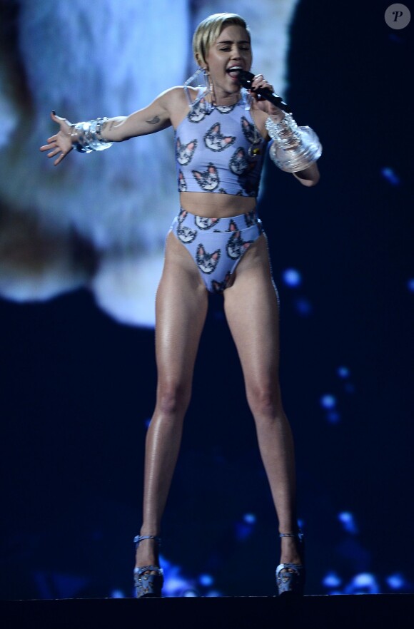 Miley Cyrus interprète Wrecking Ball lors des American Music Awards au Nokia Theatre L.A. Live. Los Angeles, le 24 novembre 2013.