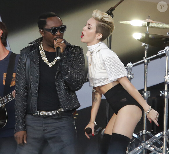 will.i.am et Miley Cyrus sur scène pour l'émission Jimmy Kimmel Live! à Los Angeles, le 25 juin 2013.