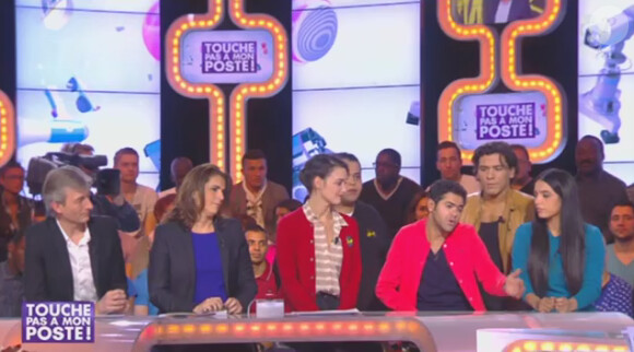 Jamel Debbouze et les acteurs de La Marche, Charlotte Le Bon, Hafsia Herzi, M'Barek Belkouk et Tewfik Jallab dans Touche pas à mon poste le 26 novembre 2013 sur D8