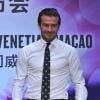 David Beckham laisse l'empreinte de ses mains sur une étoile lors d'une conférence de presse au Venetian Macao Resort Hotel à Macao, le 22 novembre 2013.