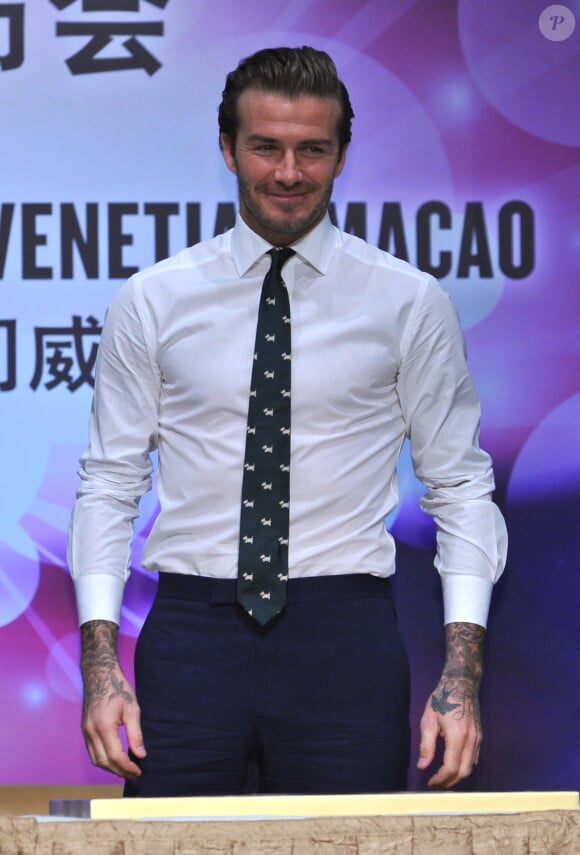 David Beckham laisse l'empreinte de ses mains sur une étoile lors d'une conférence de presse au Venetian Macao Resort Hotel à Macao, le 22 novembre 2013.