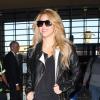Shakira prend un vol à l'aéroport de Los Angeles, le 30 octobre 2013.