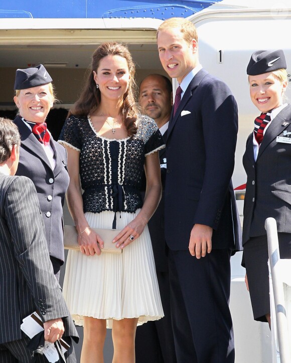 Le prince William et Kate Middleton à l'aéroport de Los Angeles le 10 juillet 2011 dans le cadre de leur tournée en Amérique du Nord après leur mariage. La duchesse de Cambridge comptait dans son équipe son coiffeur James Pryce, qui n'est pas resté longtemps à son service.