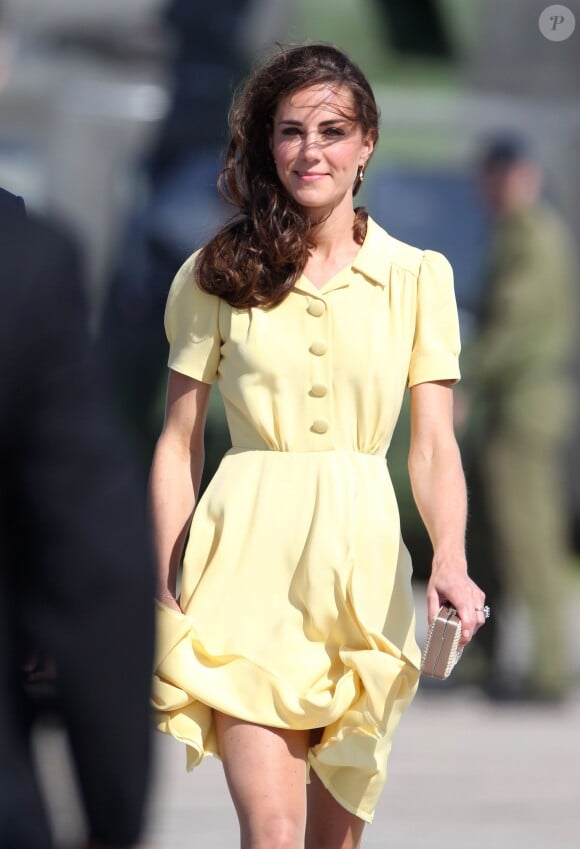 Kate Middleton à l'aéroport de Calgary le 7 juillet 2011 dans le cadre de sa tournée en Amérique du Nord après son mariage. La duchesse de Cambridge comptait dans son équipe son coiffeur James Pryce, qui n'est pas resté longtemps à son service.