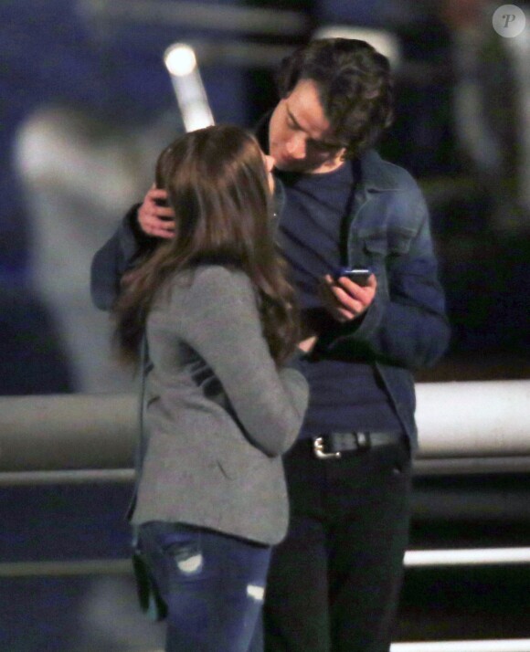 Chloë Moretz embrasse Jamie Blackley sur le tournage de 'If I Stay' à Vancouver, le 26 novembre 2013.