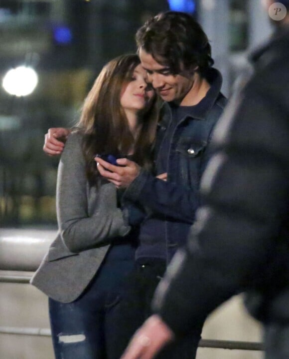 Chloe Moretz câline avec Jamie Blackley sur le tournage de 'If I Stay' à Vancouver, le 26 novembre 2013.