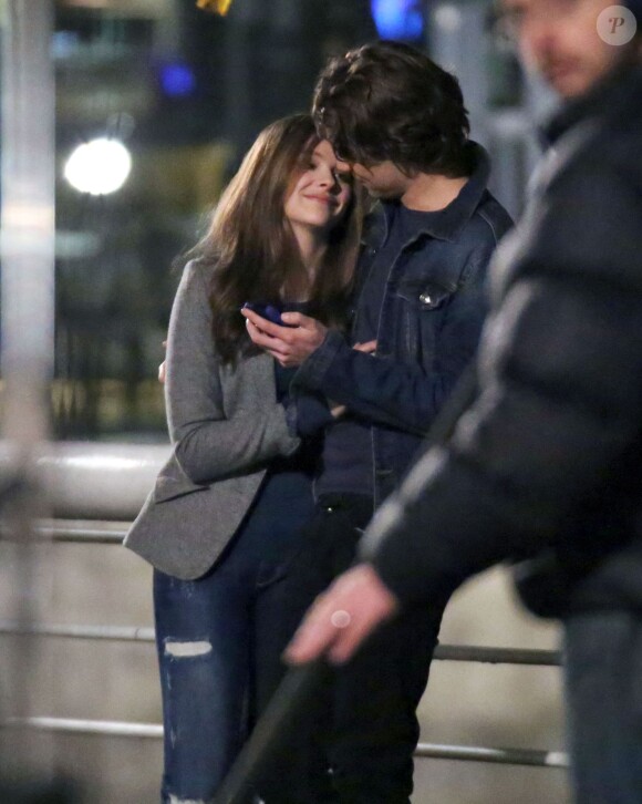 Chloë Moretz intime et complice avec Jamie Blackley sur le tournage de 'If I Stay' à Vancouver, le 26 novembre 2013.