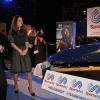 Kate Middleton et Tim Lawler, le directeur général de l'association SportAid, découvre le bobsleigh pour les JO 2014 au gala de charité annuel SportsBall à Londres, le 28 novembre 2013.