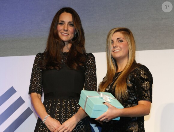 Kate Middleton remet le One-to-Watch Award à la tireuse Amber Hill au gala de charité annuel SportsBall à Londres, le 28 novembre 2013.