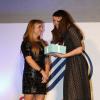 Kate Middleton remet le One-to-Watch Award à la tireuse Amber Hill au gala de charité annuel SportsBall à Londres, le 28 novembre 2013.