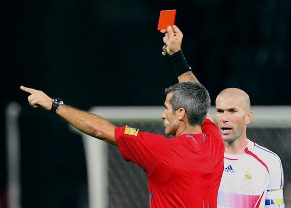 Zinédine Zidane expulsé par Horacio Elizondo le 9 juillet 2006 lors de la finale de la Coupe du Monde 2006 à Berlin