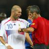 Zinédine Zidane expulsé par l'arbitre argentin Horacio Elizondo le 9 juillet 2006 lors de la finale de la Coupe du Monde 2006 à Berlin