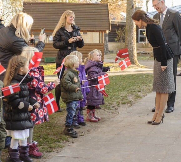 La princesse Mary de Danemark bien accueillie, en visite à l'école maternelle Troldehoj à Elseneur le 26 novembre 2013 pour la promotion du programme LaeseLeg mis en place par sa fondation dans 500 établissements du pays.