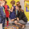 La princesse Mary de Danemark en visite à l'école maternelle Troldehoj à Elseneur le 26 novembre 2013 pour la promotion du programme LaeseLeg mis en place par sa fondation dans 500 établissements du pays.