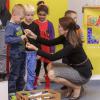 La princesse Mary de Danemark lors de sa visite à l'école maternelle Troldehoj à Elseneur le 26 novembre 2013 pour la promotion du programme LaeseLeg mis en place par sa fondation dans 500 établissements du pays.
