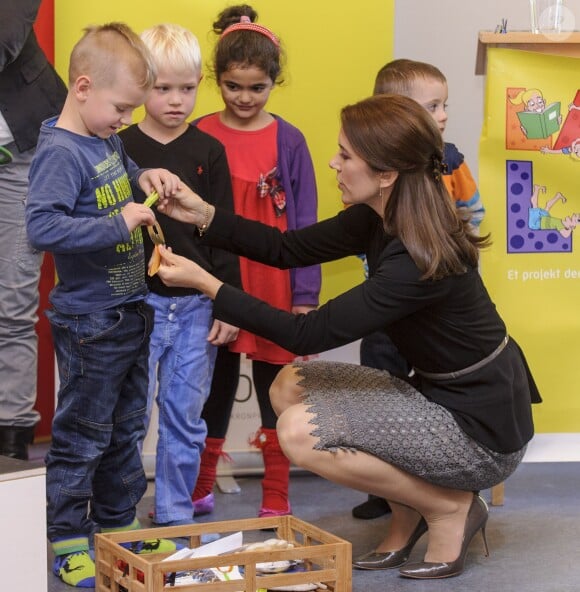 La princesse Mary de Danemark lors de sa visite à l'école maternelle Troldehoj à Elseneur le 26 novembre 2013 pour la promotion du programme LaeseLeg mis en place par sa fondation dans 500 établissements du pays.