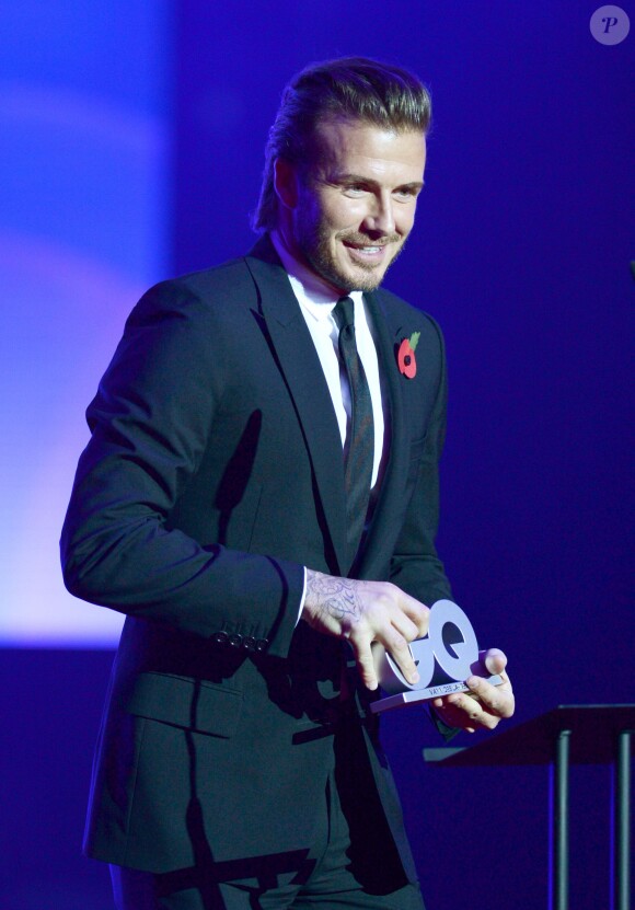 David Beckham reçoit son prix lors des GQ Men Of The Year Awards à Berlin. Le 7 novembre 2013.