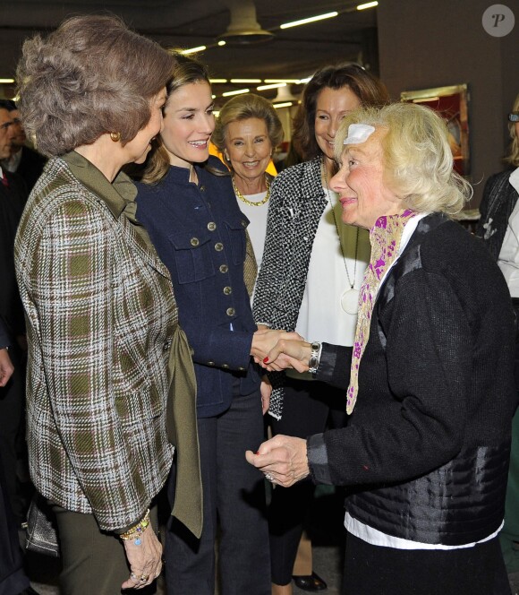 La princesse Letizia et la reine Sofia d'Espagne en visite au marché de Noël solidaire de l'association Nuevo Futuro, le 29 novembre 2013 à la Casa de Campo, à Madrid.