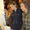 La princesse Letizia et la reine Sofia d'Espagne en visite ensemble au marché de Noël solidaire de l'association Nuevo Futuro, le 29 novembre 2013 à la Casa de Campo, à Madrid.