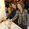 La princesse Letizia et la reine Sofia d'Espagne à l'unisson au marché de Noël solidaire de l'association Nuevo Futuro, le 29 novembre 2013 à la Casa de Campo, à Madrid.