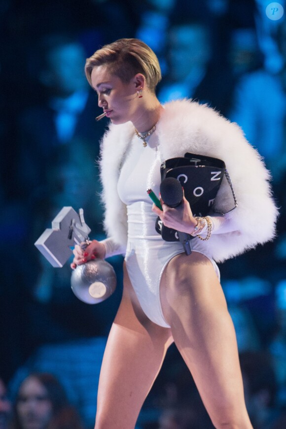 Miley Cyrus fume un joint sur la scène des MTV European Music Awards au Ziggo Dome à Amsterdam, le 10 novembre 2013.