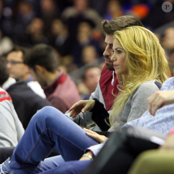 Shakira et Gerard Piqué très amoureux au Palau devant le match d'Euroligue entre Barcelone et Fenerbahce le 30 novembre 2013