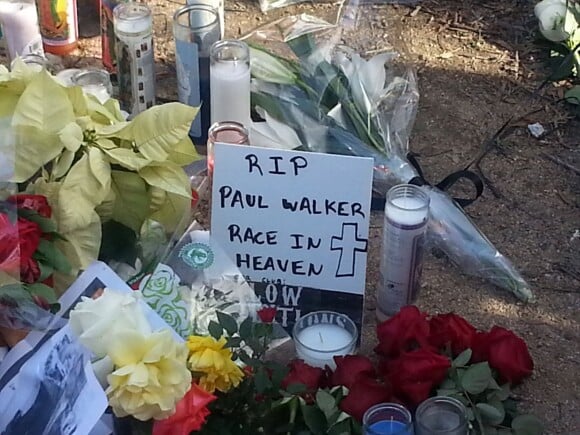 Des fans se recueillent sur les lieux du drame où Paul Walker a trouvé la mort à Santa Clarita, Los Angeles, le 1er décembre 2013.