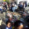 Des fans se recueillent sur les lieux du drame où Paul Walker a trouvé la mort à Santa Clarita, Los Angeles, le 1er décembre 2013.
