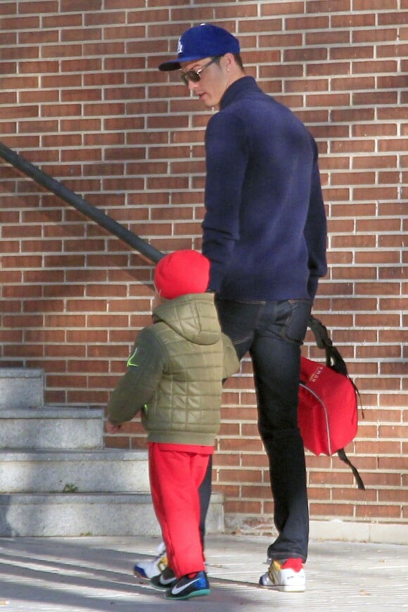 Cristiano Ronaldo accompagne son adorable fils Cristiano Ronaldo Jr. à l'école à Madrid, le 21 novembre 2013.