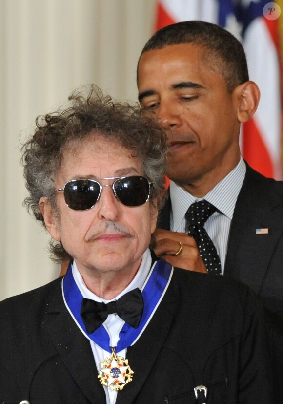 Bob Dylan décoré par Barack Obama de la Médaille présidentielle de la liberté à la Maison Blanche à Washington, le 29 mai 2012.