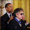 Bob Dylan décoré par Barack Obama de la Médaille présidentielle de la liberté à la Maison Blanche à Washington, le 29 mai 2012.