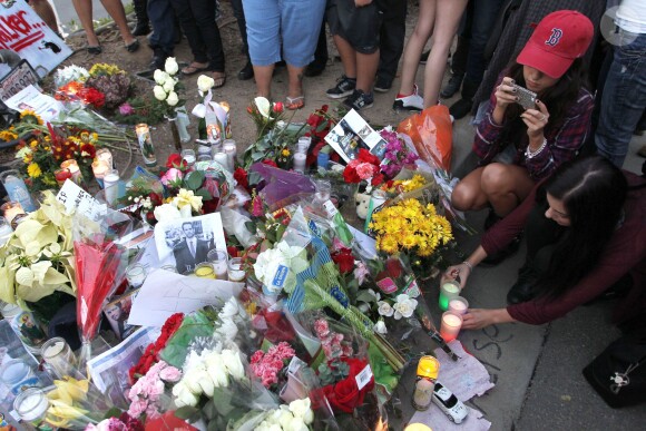 Des fans sont venus rendre hommage à Paul Walker sur le lieu de l'accident qui lui a coûté la vie le 30 novembre 2013 près de Los Angeles, le 1er décembre 2013.
