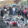 Des fans sont venus rendre hommage à Paul Walker sur le lieu de l'accident qui lui a coûté la vie le 30 novembre 2013 près de Los Angeles, le 1er décembre 2013.