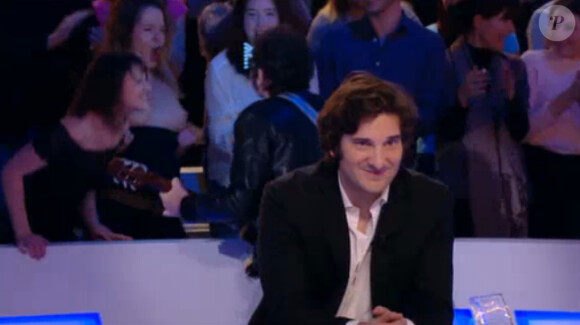 Une fan montre ses seins à Matthieu Chedid pendant son live au Grand Journal de Canal + le mardi 3 décembre 2013