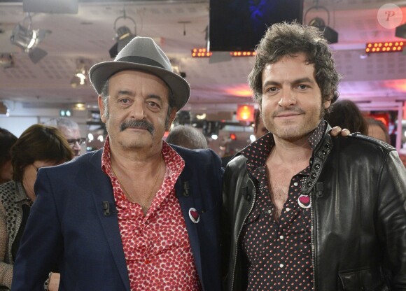 Louis Chedid et son fils le chanteur M (Mathieu Chedid) lors de l'enregistrement de l'émission "Vivement Dimanche" à Paris, le 26 novembre 2013. L'émission sera diffusée le 1er décembre 2013.