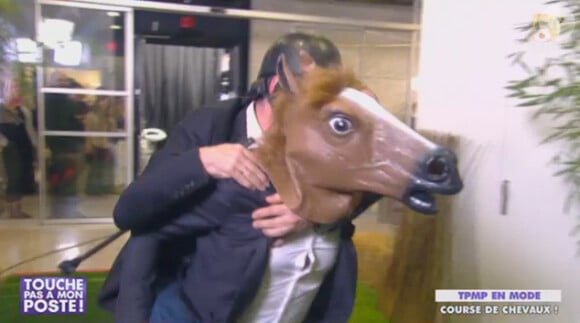 Benjamin Castaldi en cheval dans Touche pas à mon poste, le mercredi 4 décembre 2013.