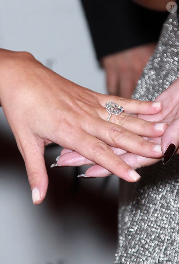 Kim Kardashian exhibe sa sublime bague de fiançailles à Las Vegas. Le 26 octobre 2013.