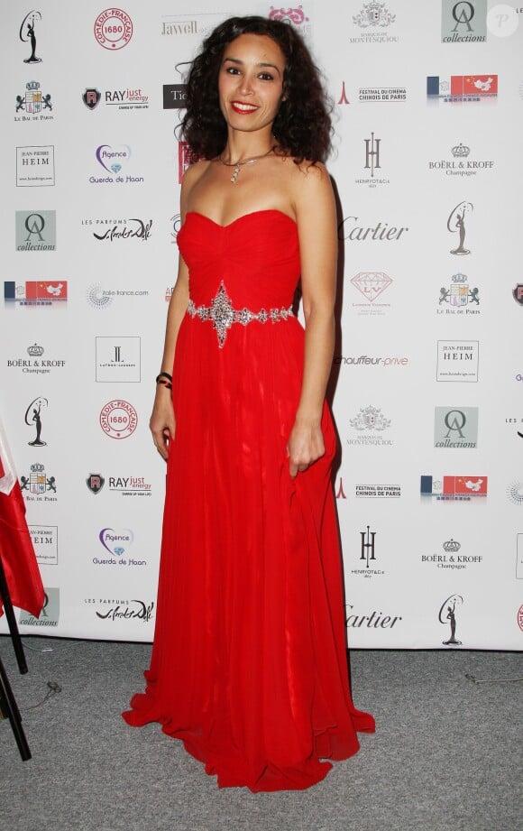 Aïda Touihri, ravissante dans une robe rouge Christophe Guillarmé, assiste à la 16e édition du Bal de Paris à l'hôtel Le Marois. Paris, le 7 décembre 2013.
