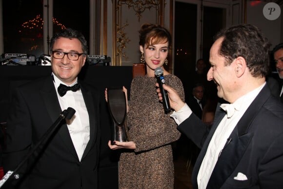 Louise Bourgoin tient le Prix Cinema Patrimoine de Paris lors du 16e Bal de Paris à l'hôtel Le Marois. Paris, le 7 décembre 2013.