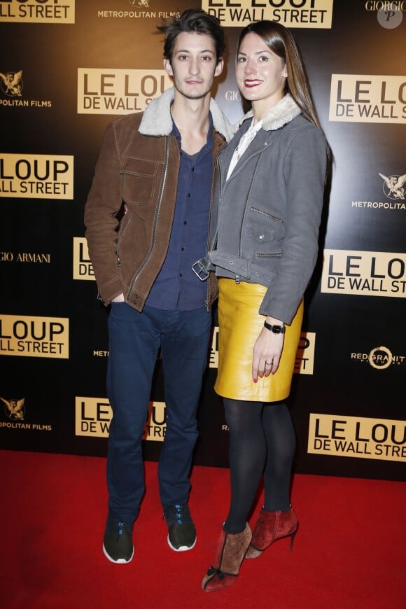 Pierre Niney et sa compagne Natasha Andrews lors de l'after-party du film Le loup de Wall Street au Palais Brongniart à Paris, le 9 décembre 2013.