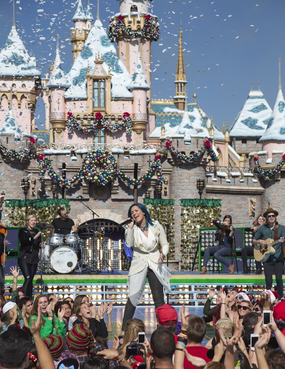 Demi Lovato chante à Disneyland en Californie, le 9 novembre 2013.