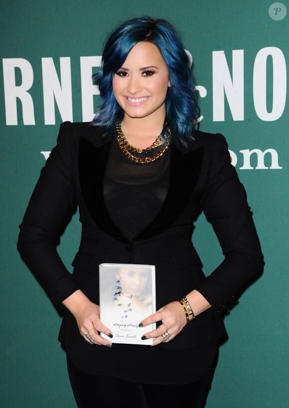 Demi Lovato présente son livre "Staying Strong" à Los Angeles, le 23 novembre 2013.
