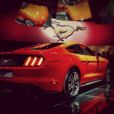 La toute nouvelle Ford Mustang en rouge, dévoilée à Barcelone le 5 décembre lors de l'événement Go Further mené en simultané dans les villes de Dearborn, New York, Los Angeles, Barcelone, Shanghai et Sydney.