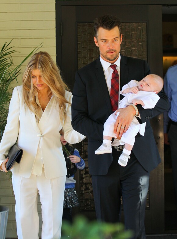La chanteuse Fergie et son mari Josh Duhamel baptisent leur fils Axl Jack dans une église à Brentwood, le 12 décembre 2013.